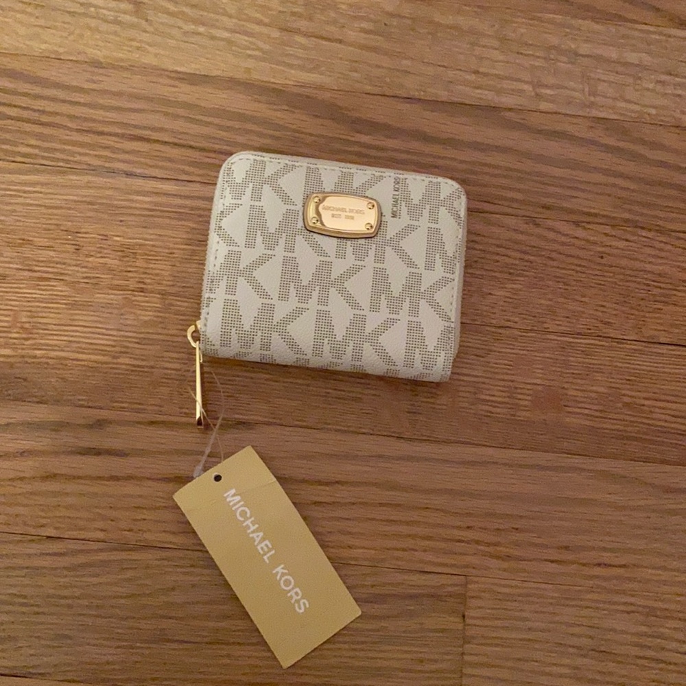 NWT Michael Kors Vanilla zip up wallet